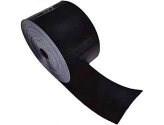 熱收縮帶是由輻射交聯(lián)聚乙烯基材和熱熔膠復(fù)合而成的帶狀防腐材料。基材是經(jīng)高能粒子輻射的交聯(lián)聚乙烯材料，與普通聚乙烯相比，具有較高的機械強度和耐熱老化、耐化學(xué)介質(zhì)腐蝕、耐環(huán)境應(yīng)力開裂、耐紫外線輻射等特點，