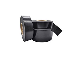 聚乙烯防腐膠帶是由聚乙烯背材和壓敏膠層組成的帶狀防腐材料，其基材為聚乙烯膜片，膠層為丁基橡膠；是一種新型防腐冷纏膠帶，通過冷纏包裹形成管道防腐層。聚乙烯防腐膠帶廣泛應(yīng)用于石油、天然氣傳輸，化工、城市建