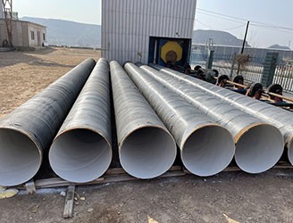 環(huán)氧煤瀝青防腐是比較傳統(tǒng)的鋼管防腐型式，是在鋼管外壁纏繞玻璃絲布后，再涂覆環(huán)氧瀝青漆的防腐工藝，施工方便價(jià)格便宜，是性價(jià)比較高的一種防腐形式。環(huán)氧煤瀝青底漆由環(huán)氧樹(shù)脂、煤焦油瀝青、防銹顏料、助劑、改性