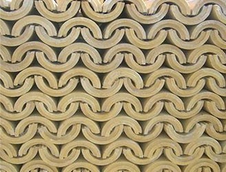 聚氨酯保溫材料采用高功能聚醚多元醇和多次甲基多苯基多異氰酸酯為主要原料，在催化劑、發(fā)泡劑、表面活性劑等作用下，現(xiàn)場澆灌或預(yù)制成型等方法，經(jīng)化學(xué)反映發(fā)泡而成。聚氨酯保溫材料是一種新型的高分子合成材料，具