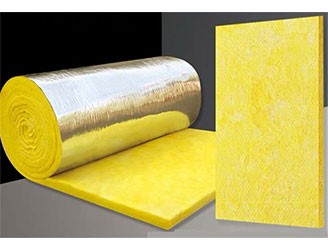 離心玻璃棉是采用石英砂、石灰石、白云石等天然礦石為主要原料，配合一些純堿、硼砂等化工原料熔成玻璃。在融化狀態(tài)下，采用獨有的離心技術(shù)工藝，借助外力吹制式甩成絮狀細(xì)纖維，纖維和纖維之間為立體交叉，互相纏繞