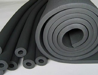 橡塑保溫材料是采用性能優(yōu)異的丁晴橡膠、聚氯乙烯為主要原料，配以各種優(yōu)質(zhì)輔助材料，以特殊工藝發(fā)泡而成的軟質(zhì)高檔保溫節(jié)能材料，可耐溫-40℃～120℃。橡塑保溫材料是彈性閉孔發(fā)泡材料，具有導(dǎo)熱系數(shù)低、防火