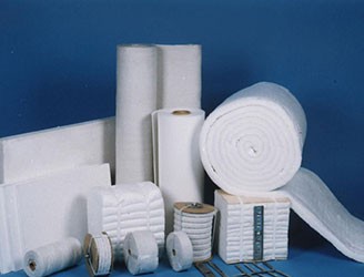 硅酸鋁針刺毯是一種以硅酸鋁為原料采用電阻爐工藝，特制硅酸鋁長纖維針刺成型的一種保溫耐火材料。具有化學(xué)穩(wěn)定性、熱穩(wěn)定性、吸音降噪性能，抗拉強度大、熱導(dǎo)率低；熱容量低。應(yīng)用于航天、鋼鐵、石化、電力的高溫絕