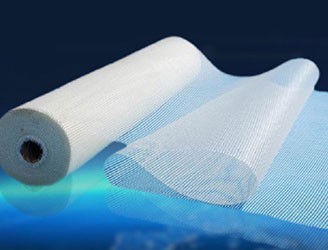 玻璃絲布是由玻璃為主原料高溫吹制成纖維絲帶，后經(jīng)加工而制成玻璃絲布。具有防腐、使用壽命長、耐老化、防火隔熱絕緣等優(yōu)異特征。玻璃絲布作為管道保溫必不可缺的輔品，主要應(yīng)用于管道防腐，保溫，煙道（排風(fēng)道）、