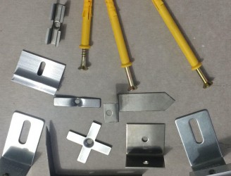 保溫裝飾一體板專用錨固件主要由鍍鋅板或不銹鋼經(jīng)過多道工序加工而成，是保溫一體板必不可少的安裝配件。根據(jù)保溫裝飾一體板保溫層的厚度和裝飾面板的厚度來選擇錨固件，不同的板材對(duì)應(yīng)著不同的錨固件，其安裝性能優(yōu)