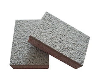 真石漆保溫裝飾一體板是由多種真石漆飾面、多種厚度、多種密度的無機(jī)板（纖維硅酸鈣板和纖維水泥板）復(fù)合不同厚度、不同容重的保溫芯材加工而成，具有節(jié)能、裝飾、保溫、防火等多種功能。真石漆保溫裝飾一體板飾面層