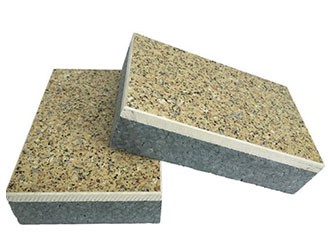 仿石漆保溫裝飾一體板是由多種仿石漆飾面、多種厚度、多種密度的無機(jī)板（纖維硅酸鈣板和纖維水泥板）復(fù)合不同厚度、不同容重的保溫芯材加工而成，具有節(jié)能、裝飾、保溫、防火等多種功能。仿石漆保溫裝飾一體板飾面層