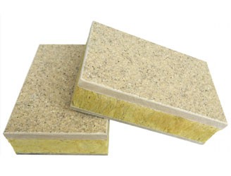 水包砂保溫裝飾一體板是以真石漆襯底，結(jié)合仿石涂料仿斑點(diǎn)紋為飾面層的裝飾板復(fù)合保溫材料而成的一種新型外墻保溫隔熱建筑材料。水包砂采用特制高聚物進(jìn)口乳液、天然彩砂、將液態(tài)的水性樹脂提煉包裹成膠狀的彩色顆粒