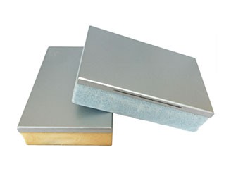 氟碳漆保溫裝飾一體板是以氟碳涂料作為飾面層的裝飾板復(fù)合材料而成的一種新型建筑外墻保溫隔熱材料，分為氟碳金屬漆和氟碳實(shí)色漆兩種飾面。可按設(shè)計(jì)需要定制。氟碳漆保溫裝飾一體板是采用氟碳涂料為飾面層，氟碳漆是