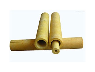 巖棉管是一種主要應(yīng)用于管道的巖棉保溫材料，是以天然玄武巖為主要原料，經(jīng)高溫熔融后，由高速離心設(shè)備制成人造無機纖維，同時加入特制的粘結(jié)劑和防塵油，再經(jīng)加溫固化，制作成各種規(guī)格，不同要求的巖棉保溫管殼。同